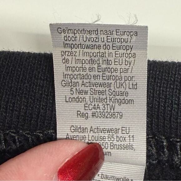 Gildan | Heavy Blend Sweatshirt with Alice in Wonderland Graphic | Black | XL - Picture 6 of 11